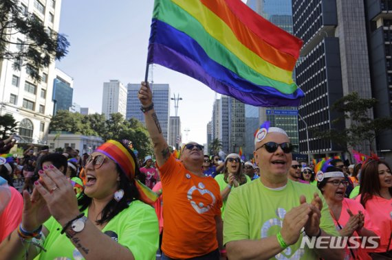 【상파울루(브라질)=AP/뉴시스】브라질 상파울루 시내에서 23일 (현지시간) 개최된 세계적인 성적소수자(LGBT) 축제와 행진.