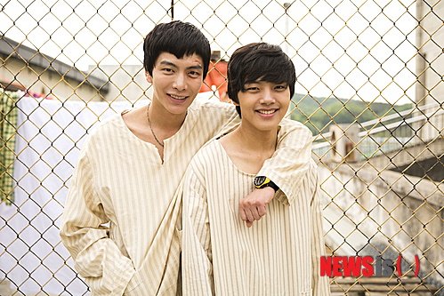 【서울=뉴시스】박영주 기자 = 이민기(29)·여진구(19) 주연 영화 ‘내 심장을 쏴라’(감독 문제용). ‘7년의 밤’, ‘28’ 등의 베스트셀러 소설가 정유정의 동명소설을 원작으로 한 ‘내 심장을 쏴라’는 정신병원에서 만난 스물다섯 동갑내기의 질주하는 청춘 이야기다. gogogirl@newsis.com