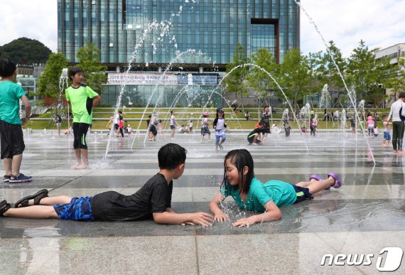 춘천시청 광장에서 어린이들이 분수를 맞으며 물놀이를 즐기는 모습 © News1 이찬우 기자