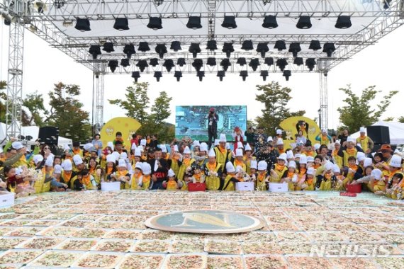 【임실=뉴시스】윤난슬 기자 = 전북 임실군이 오는 10월 3일 열리는 '2019 임실N치즈축제'의 성공 개최를 위해 구슬땀을 흘리고 있다.2019.06.24.(사진=임실군 제공) photo@newsis.com