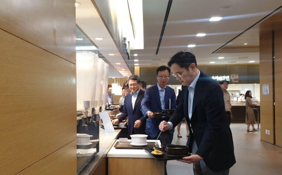 이재용 삼성전자 부회장이 24일 서울 상일동 삼성물산 본사 구내식당에서 식사를 마치고 뒷정리를 하고 있다.