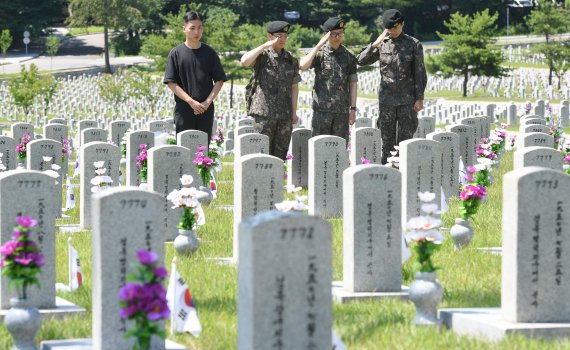 국가보훈처에 따르면 순직한 병사와 퇴역 후 사망한 장군 묘역 크기가 8배 차이나는 것으로 확인됐다. 잔디 관리비는 10배 가까이 차이가 난다. fnDB