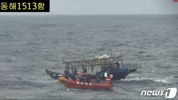 해양경찰청(청장 조현배)이 22일 동해 먼바다에서 북한어선(5톤급 목선, 7명)을 해군과 합동으로 퇴거시켰다고 밝혔다. (해양경찰청 제공) 2019.6.22/뉴스1