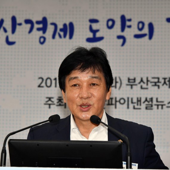 부산파이낸셜뉴스가 부산광역시, 파이낸셜뉴스와 공동으로 주최하는 제4회 글로벌부산관광포럼이 25일 부산국제금융센터에서 열렸다. 최도석 부산시의회 의원이 강연하고 있다. /사진=서동일 기자