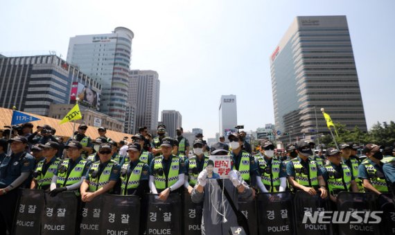 서울시, 폭력 행사한 대한애국당 고소·고발한다