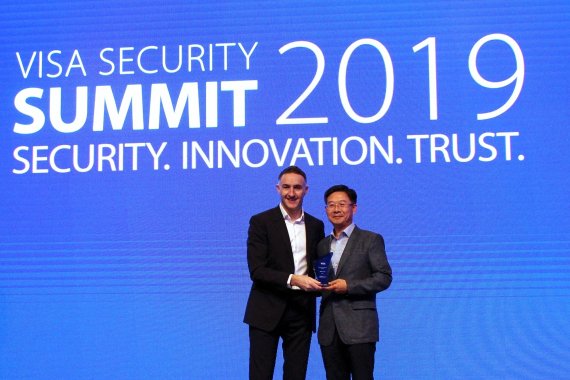 신한카드는 지난 20일 중국 상하이에서 열린 '비자 시큐리티 서밋(VISA Security Summit) 2019'에서 FDS(이상금융거래 탐지시스템)의 우수성을 인정받아 '챔피언 시큐리티 어워드'를 수상했다고 25일 밝혔다. 송주영 신한카드 리스크관리본부 상무(오른쪽)와 조 커닝햄(Joe Cunningham) 비자 아시아-태평양 리스크 총괄 부사장이 기념촬영을 하고 있다.