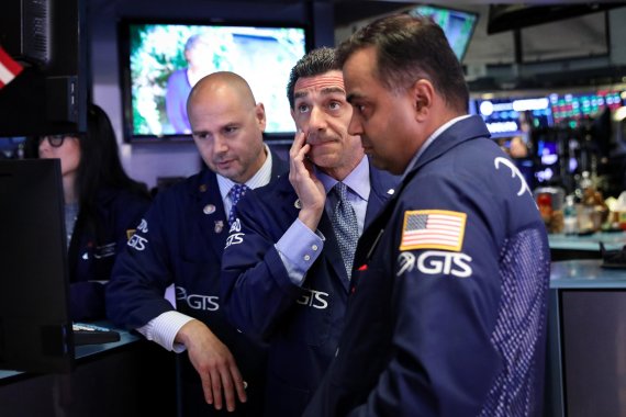 Traders work on the floor at the New York Stock Exchange (NYSE) in New York, U.S., June 24, 2019. REUTERS/Brendan McDermid