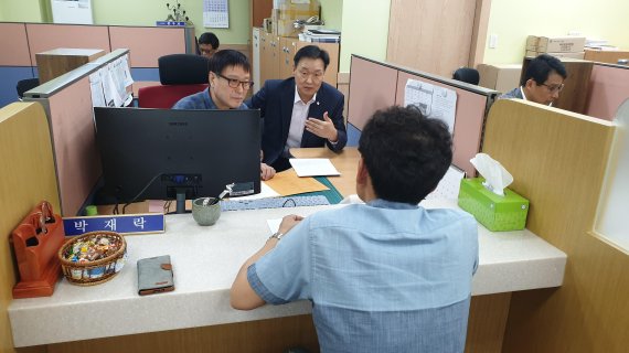 이계문 서민금융진흥원 원장 겸 신용회복위원회 위원장(앞쪽 오른쪽)은 25일 경주시 완화로 경주서민금융통합지원센터에서 고객 맞춤형 상담을 실시했다.