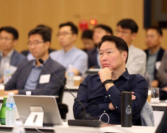 최태원 SK그룹 회장은 25일 경기도 이천 SKMS연구소에서 열린 '2019 확대경영 회의'에 참석해 주요 계열사 CEO들의 발표를 경청하고 있다.
