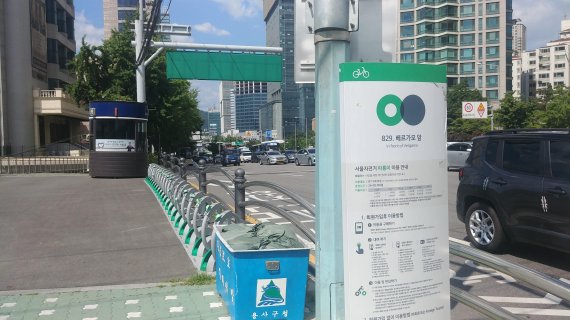 21일 서울시 용산구 ‘베르가모 앞’ 따릉이 대여소에서 자전거들이 빠져나간 모습 /사진=윤은별 인턴기자