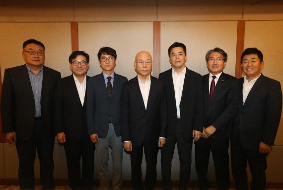 방송통신위원회 이효성(가운데) 위원장은 26일 인터넷 기반 동영상서비스(OTT) 업계의 의견을 수렴하기 위해 푹, 티빙, 에브리온TV, 옥수수, 올레 tv 모바일, 유플러스 모바일tv 등 6개 방송·통신 OTT 사업자들과 간담회를 가졌다. 방통위 제공