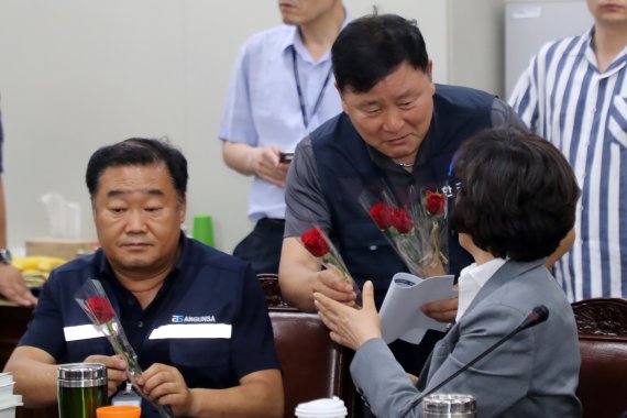 위원장에 청년 목소리 담은 엽서 건네자.. 사용자측 "이벤트성 행동 왜하냐" 반발