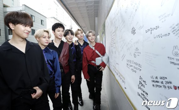 서울 장안동 RBW 사옥. 아이돌그룹 원어스(ONEUS) 레이븐(왼쪽부터), 환웅, 이도, 서호, 건희, 시온 딥풀이 © News1 권현진 기자