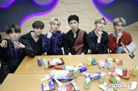 서울 장안동 RBW 사옥. 아이돌그룹 원어스(ONEUS) 서호(왼쪽부터), 레이븐, 환웅, 이도, 건희, 시온 딥풀이 © News1 권현진 기자