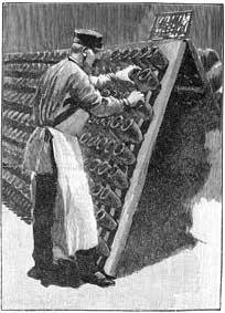 샴페인에서 2차 발효가 끝나면 병 목으로 이스트 찌꺼기가 모이도록 하는 작업을 합니다. 이 작업은 일정 시간마다 병을 계속 돌려줘야 합니다. (사진=위키피디아)