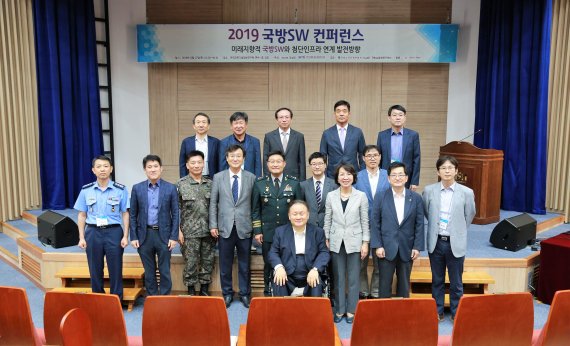 27일 한국과학기술정보연구원(KISTI) 최희윤 원장(앞줄 오른쪽 세번째)와 더불어민주당 이상민 의원(앞줄 오른쪽 네번째) 등 '2019 국방 SW 컨퍼런스' 참석자들이 기념촬영을 하고 있다.