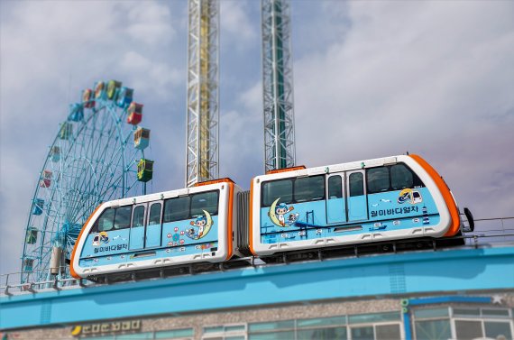 인천 월미도를 순환하는 관광형 궤도열차인 ‘월미바다열차’가 시민 대상 시범운행에 앞서 기술시운전을 하고 있다.