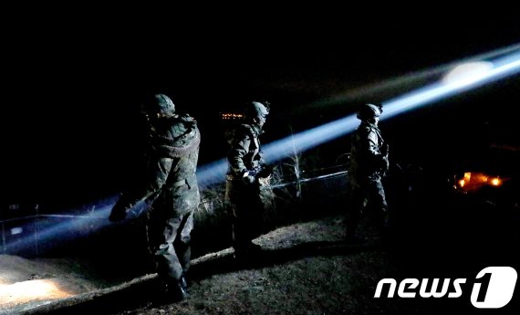 충남 당진시에서 육군 32사단 장병들이 국민의 안전을 위해 해안경계를 서고 있다. 2017.12.25/뉴스1 © News1 장수영 기자