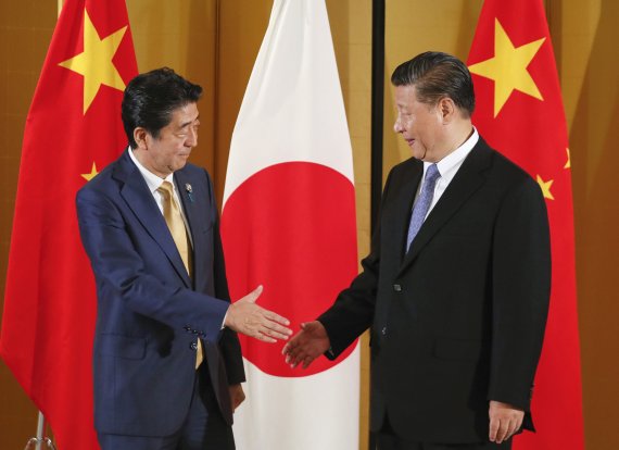 지난 6월 오사카에서 열린 G20정상회의 참석차 일본을 방문한 시진핑 중국 국가주석과 아베 신조 일본 총리가 정상회담 시작에 앞서 인사를 나누고 있다. AP뉴시스
