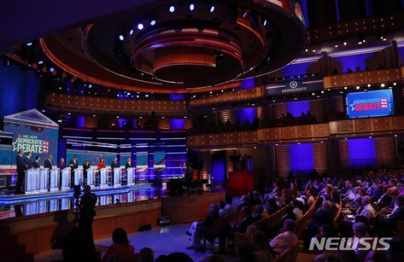 【마이애미=AP/뉴시스】 더블라지오 뉴욕시장 (왼쪽 첫번 째) 이 참가한 2020 대선 민주당 후보 마이애미 TV 토론회.