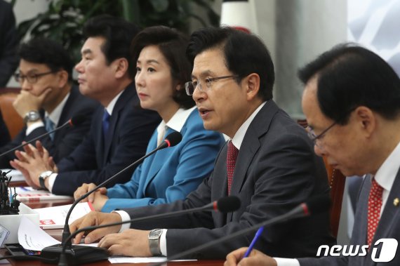 황교안 자유한국당 대표가 28일 서울 여의도 국회에서 열린 제8차 북핵외교안보특위 회의에서 모두발언을 하고 있다.
