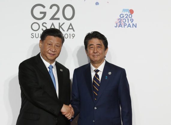 지난 6월 오사카 G20정상회의에서 인사를 나누는 시진핑 중국 국가주석과 아베 신조 일본 총리. AP뉴시스