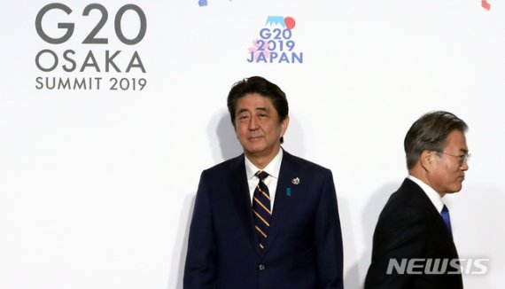 문재인 대통령이 지난달 28일 오전 인텍스 오사카에서 열린 G20 정상회의 공식환영식에서 의장국인 일본 아베 신조 총리와 악수한 뒤 행사장으로 향하고 있다. /사진=뉴시스