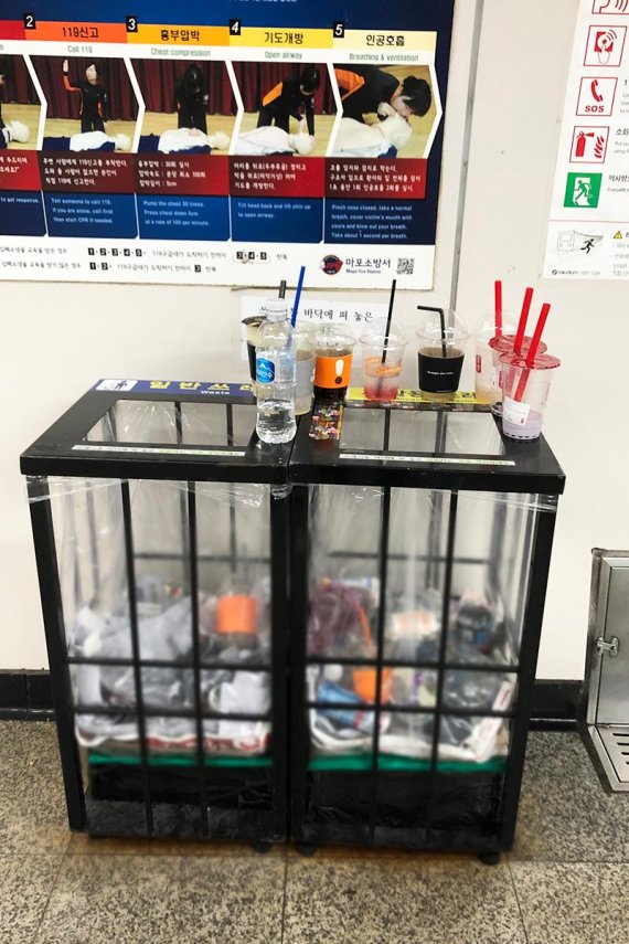 퇴근시간인 오후 7시경 지하철 6호선 합정역 내부에 설치된 쓰레기통의 모습 / 사진=이혜진 기자