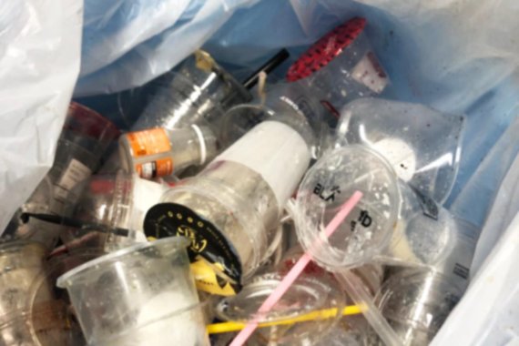 지하철 2호선 홍대입구역 쓰레기통에 버려진 음료 컵들 / 사진=이혜진 기자