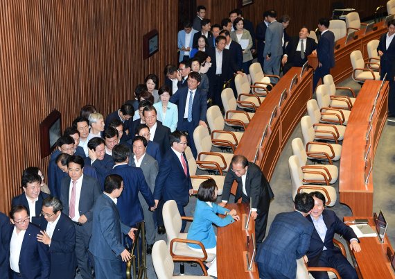 한국당 등원28일 오후 제369회 국회(임시회) 제2차 본회의가 자유한국당 의원들이 참석한 가운데 열리고 있다. 자유한국당이 본회의에 참석하는 것은 지난 4월 5일 이후 84일 만이다. 사진=서동일 기자
