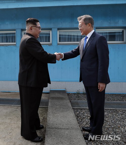 【판문점=뉴시스】전신 기자 = 문재인 대통령과 김정은 북한 국무위원장이 27일 경기도 파주 판문점 군사분계선에서 만나 인사 나누고 있다. 2018.04.27. photo1006@newsis.com
