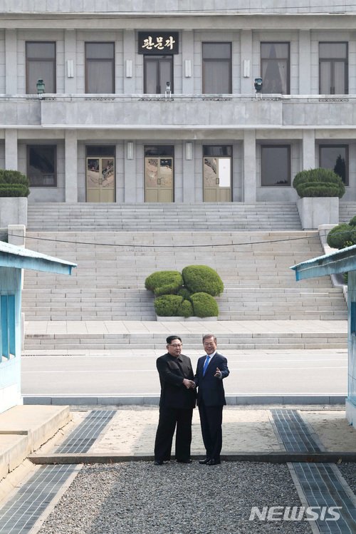 【판문점=뉴시스】전신 기자 = 문재인 대통령이 27일 오전 판문점 군사정전위원회 사무실 사이의 군사분계선(MDL)을 넘어온 김정은 국무위원장과 악수를 하고 있다. 2018.04.27. photo1006@newsis.com