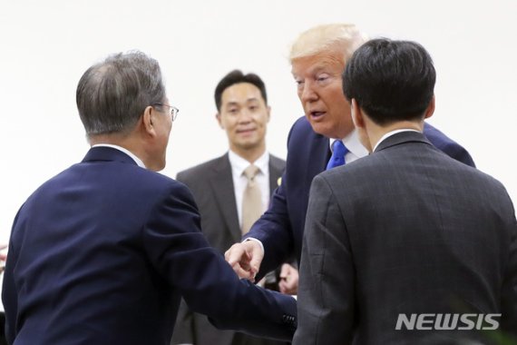 【오사카(일본)=뉴시스】전신 기자 = 문재인 대통령이 29일 오사카 국제컨벤션센터 인텍스 오사카 정상 라운지에서 도널드 트럼프 미국 대통령과 대화하고 있다. 청와대는 문 대통령이 G20 정상회의 세 번째 세션에 들어가기 전 라운지에서 커피 마시는 중 트럼프 대통령이 다가와 "내 트윗 보셨습니까?"라고 묻고 문 대통령은 "네, 봤습니다."고 답하니 트럼프 대통령은 "함께 노력해봅시다."라며 엄지 손가락을 올렸다고 밝혔다. 2019.06.29. photo1006@newsis.com