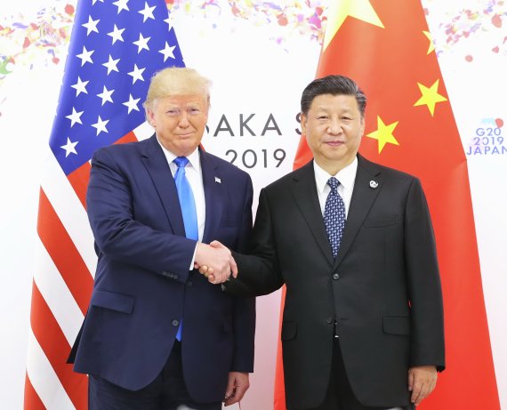 6월 29일 일본 오사카에서 열린 주요 20개국(G20) 정상회의에서 만난 도널드 트럼프 미국 대통령(왼쪽)과 시진핑 중국 국가주석이 악수를 나누고 있다.신화뉴시스
