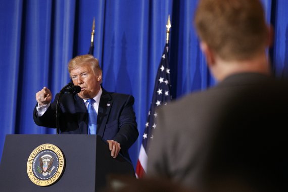 President Donald Trump calls on a reporter during a news conference in Osaka, Japan, Saturday, June 29, 2019, after attending the G-20 summit. (AP Photo/Jacquelyn Martin, Pool) /뉴시스/AP /사진=