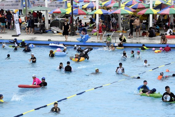 한강 야외수영장 개장 후 첫 주말을 맞은 30일 서울 여의도 한강 야외수영장을 찾은 시민들이 물놀이를 즐기고 있다. 서울시는 6월 28일부터 8월 25일까지 뚝섬, 광나루, 잠실, 잠원, 여의도와 양화, 난지 물놀이장을 운영한다. 사진=박범준 기자