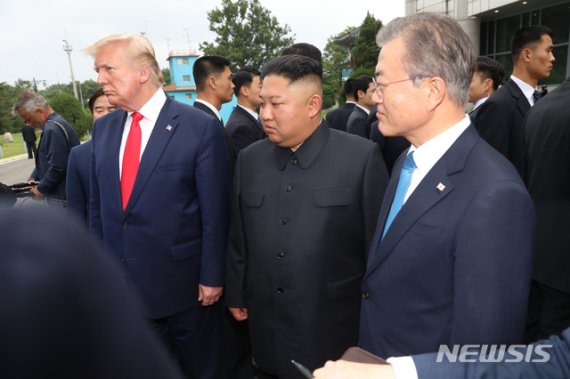 문재인 대통령이 30일 판문점 자유의 집 앞에서 도널드 트럼프 미국 대통령, 김정은 북한 국무위원장과 만나 대화하고 있다.