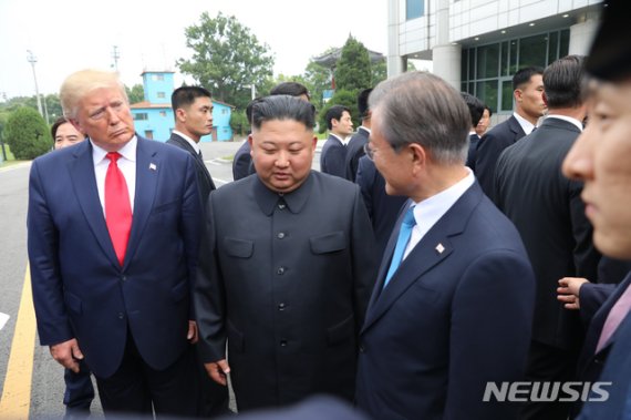 【판문점=뉴시스】박진희 기자 = 문재인 대통령이 30일 판문점 자유의 집 앞에서 김정은 북한 국무위원장, 도널드 트럼프 미국 대통령과 만나 대화하고 있다. 2019.06.30. pak7130@newsis.com