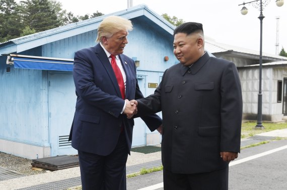 도널드 트럼프 미국 대통령(왼쪽)이 6월 30일 판문점에서 김정은 북한 국무위원장과 악수하고 있다.AP뉴시스