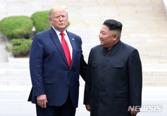 도날드 트럼프 미국 대통령이 30일 판문점 공동경비구역(JSA) 군사분계선에서 김정은 북한 국무위원장과 만나고 있다. /사진=뉴시스
