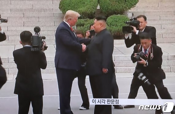 도널드 트럼프 미국 대통령과 김정은 북한 국무위원장이 30일 오후 판문점 북측으로 넘어가 악수를 하고 있다. (YTN 화면) 2019.6.30/뉴스1