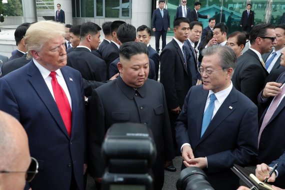 문재인 대통령과 도널드 트럼프 미국 대통령이 30일 오후 판문점에서 김정은 북한 국무위원장을 만나 대화나누고 있다. 사진=청와대 제공