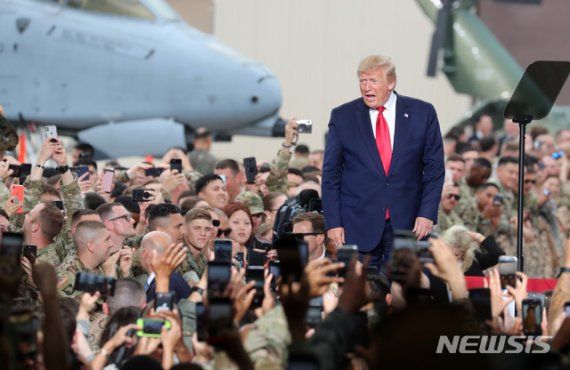 도널드 트럼프 미국 대통령과 미군 장병들의 모습 /사진=뉴시스