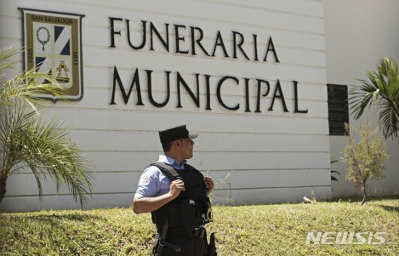 【산살바도르(엘 살바도르_=AP/뉴시스】 미국경 강에서 숨진 이민 부녀의 시신이 안치된 장례식장의 주변을 경비하는 엘살바도르 경찰.
