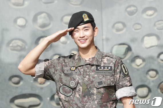 배우 김수현이 1일 오전 경기도 파주시 임진각 평화의 종 앞에서 군 복무를 마치고 전역인사를 하고 있다. 지난 2017년 10월 입대한 김수현은 어린 시절 앓아온 심장 질환으로 첫 징병검사 당시 4급 공익근무요원 판정을 받았지만 꾸준한 건강관리로 현역으로 입대해 최전방 부대인 1사단 수색대대에서 군 복무를 했다. 특히 김수현은 부대 내 TOP팀 및 특급전사로 선정돼 모범적인 군 생활로 군복무를 마쳤다. 2019.7.1/뉴스1 © News1 권현진 기자