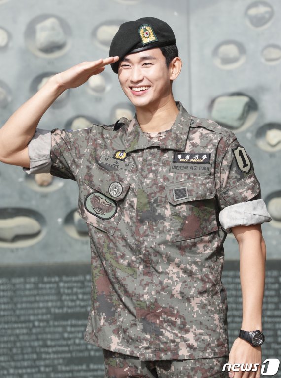 배우 김수현이 1일 오전 경기도 파주시 임진각 평화의 종 앞에서 군 복무를 마치고 전역인사를 하고 있다. 지난 2017년 10월 입대한 김수현은 어린 시절 앓아온 심장 질환으로 첫 징병검사 당시 4급 공익근무요원 판정을 받았지만 꾸준한 건강관리로 현역으로 입대해 최전방 부대인 1사단 수색대대에서 군 복무를 했다. 특히 김수현은 부대 내 TOP팀 및 특급전사로 선정돼 모범적인 군 생활로 군복무를 마쳤다. 2019.7.1/뉴스1 © News1 권현진 기자