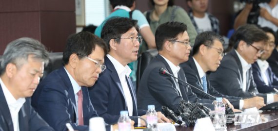 【서울=뉴시스】 전진환 기자 = 수출상황 점검회의가 열린 1일 오후 서울 종로구 한국무역보험공사 대회의실에서 성윤모 산업통상자원부장관이 모두발언을 하고 있다. 2019.07.01. amin2@newsis.com