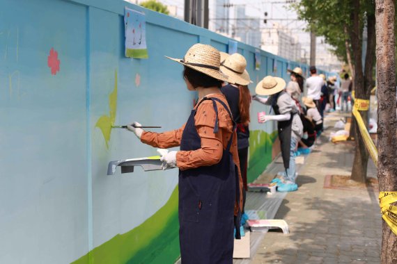 노루페인트 직원들이 서울 서빙고동에서 벽화봉사를 하고 있는 모습. 노루페인트 제공
