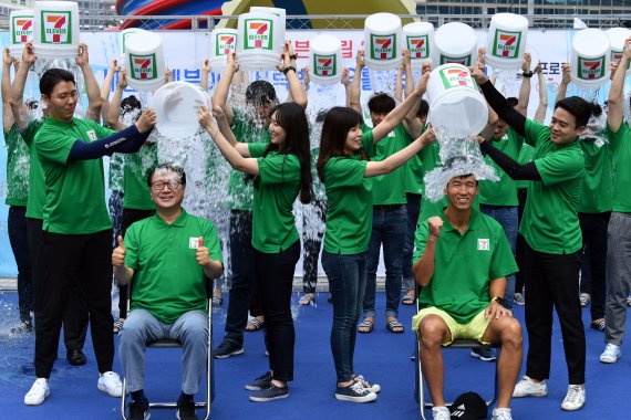 정승인 세븐일레븐 대표 ‘아이스버킷 챌린지’　