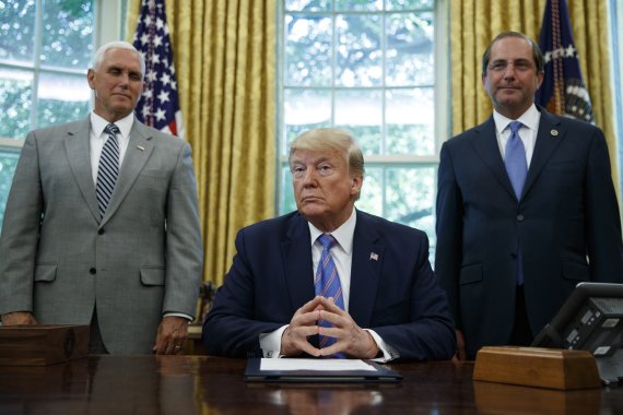도널드 트럼프 미국 대통령(가운데)이 1일(현지시간) 미 워싱턴DC 백악관에서 기자들에게 이야기하고 있다.AP뉴시스